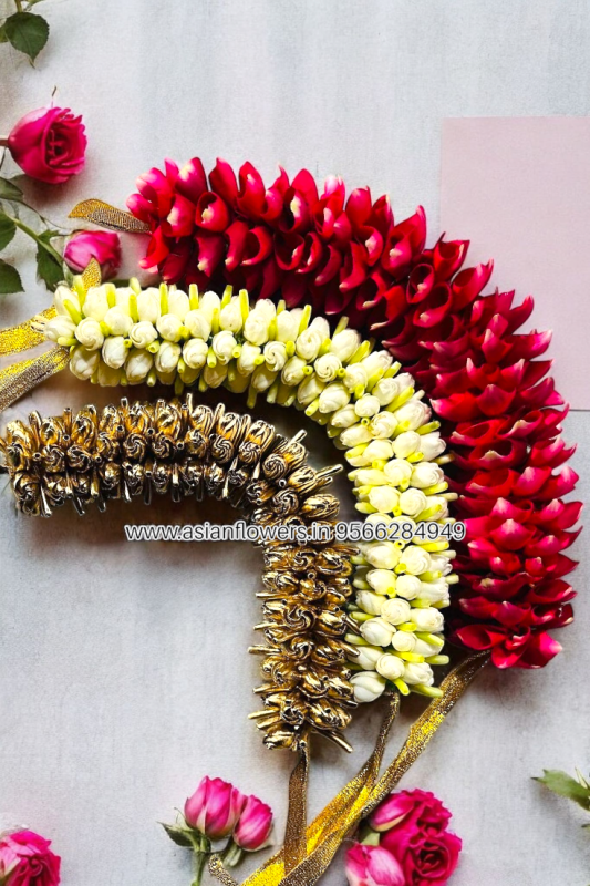 Red petals, white and gold braids/veni(181)